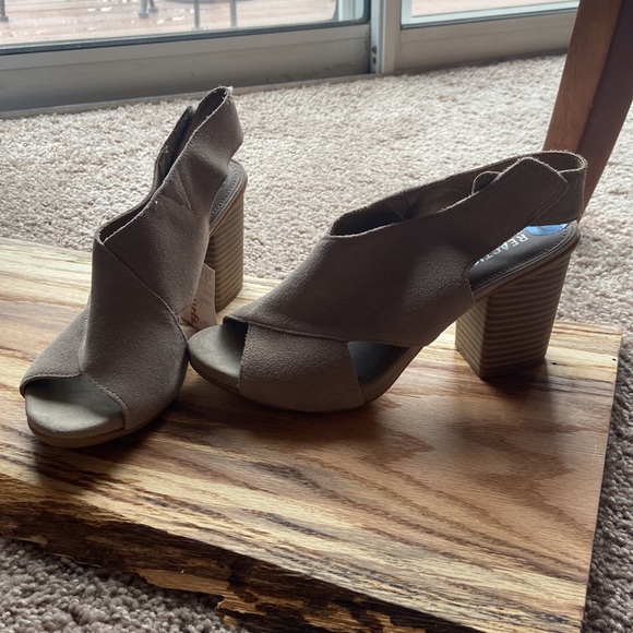 Kenneth Cole Reaction tan heels - Picture 3 of 5